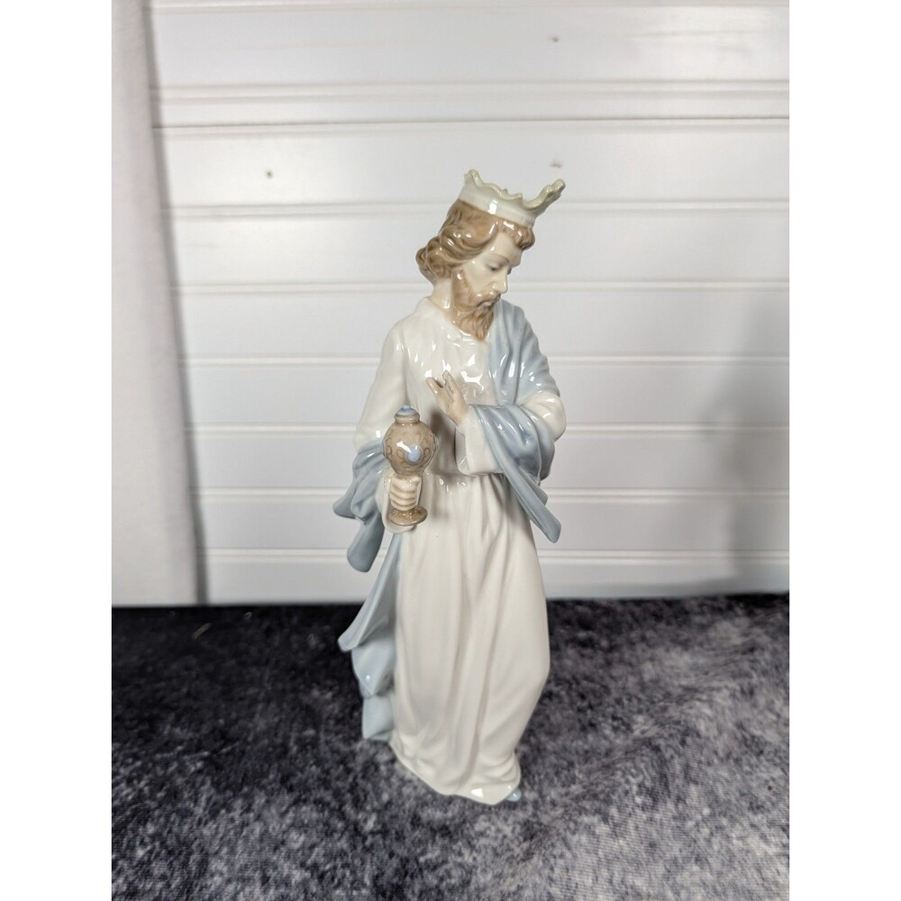 Vintage Nao By Lladro King Gaspar With Cup Nativity #412 - CRACKS REPAIRED